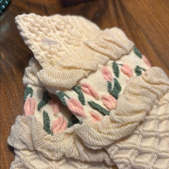 Cheemy Free Socks with Pink Accents - Picture 7 of 8